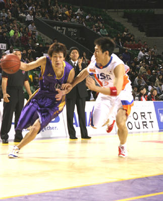 プレー中の勝又英樹さん