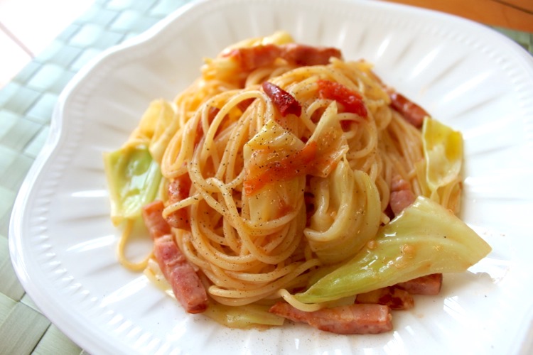 ベーコンとキャベツのフレッシュトマトパスタ