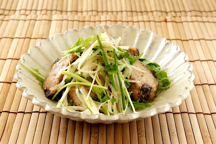 揚げカツオと香味野菜のサラダ仕立て