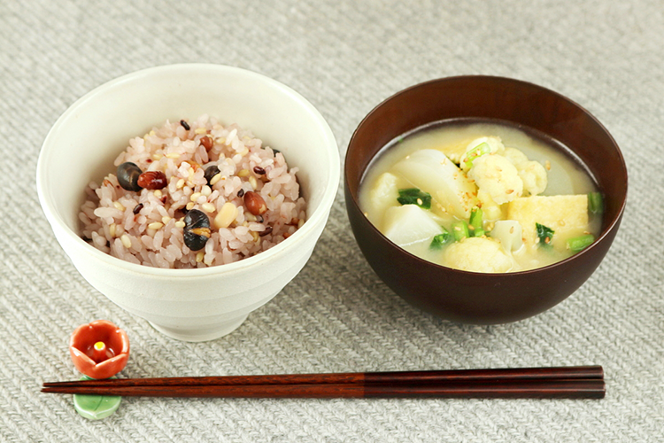 雑穀ご飯×冬野菜の白味噌汁