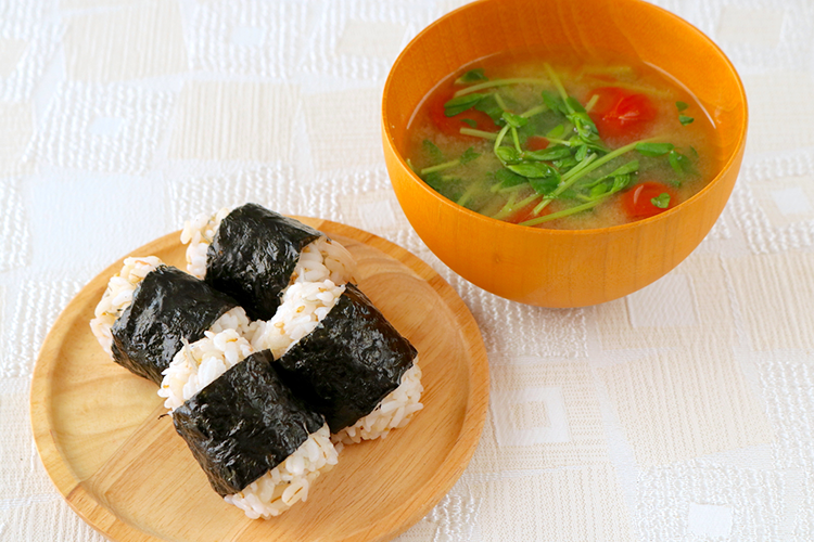 梅とじゃこの海苔巻きご飯×トマトと豆苗の味噌汁