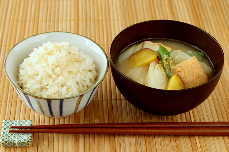 もち麦ご飯・厚揚げとさつま芋のごま味噌汁