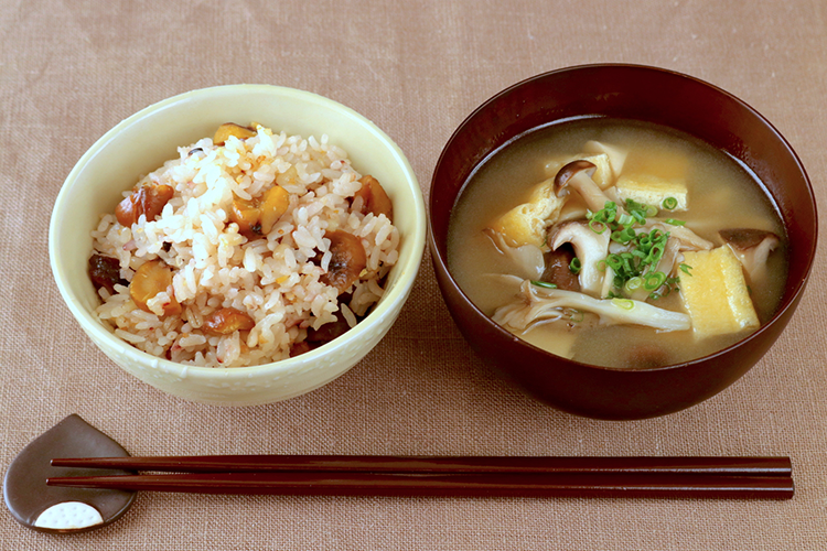 雑穀甘栗ご飯と3種のきのこの味噌汁