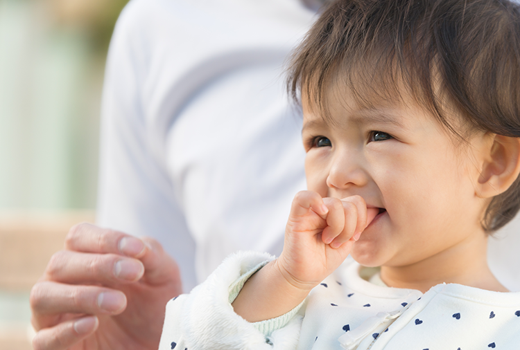 2歳の指しゃぶりは問題 やめさせるべき スクスクのっぽくん